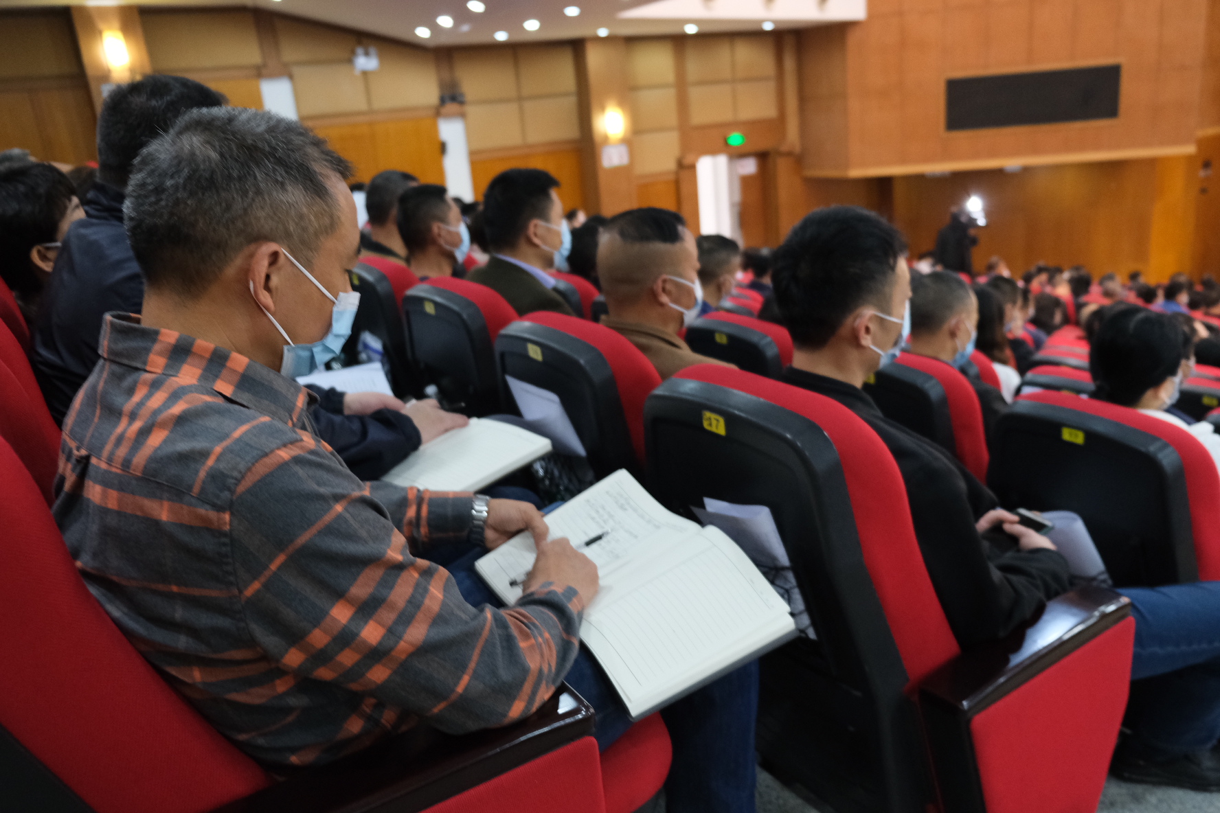 图为报告会现场。