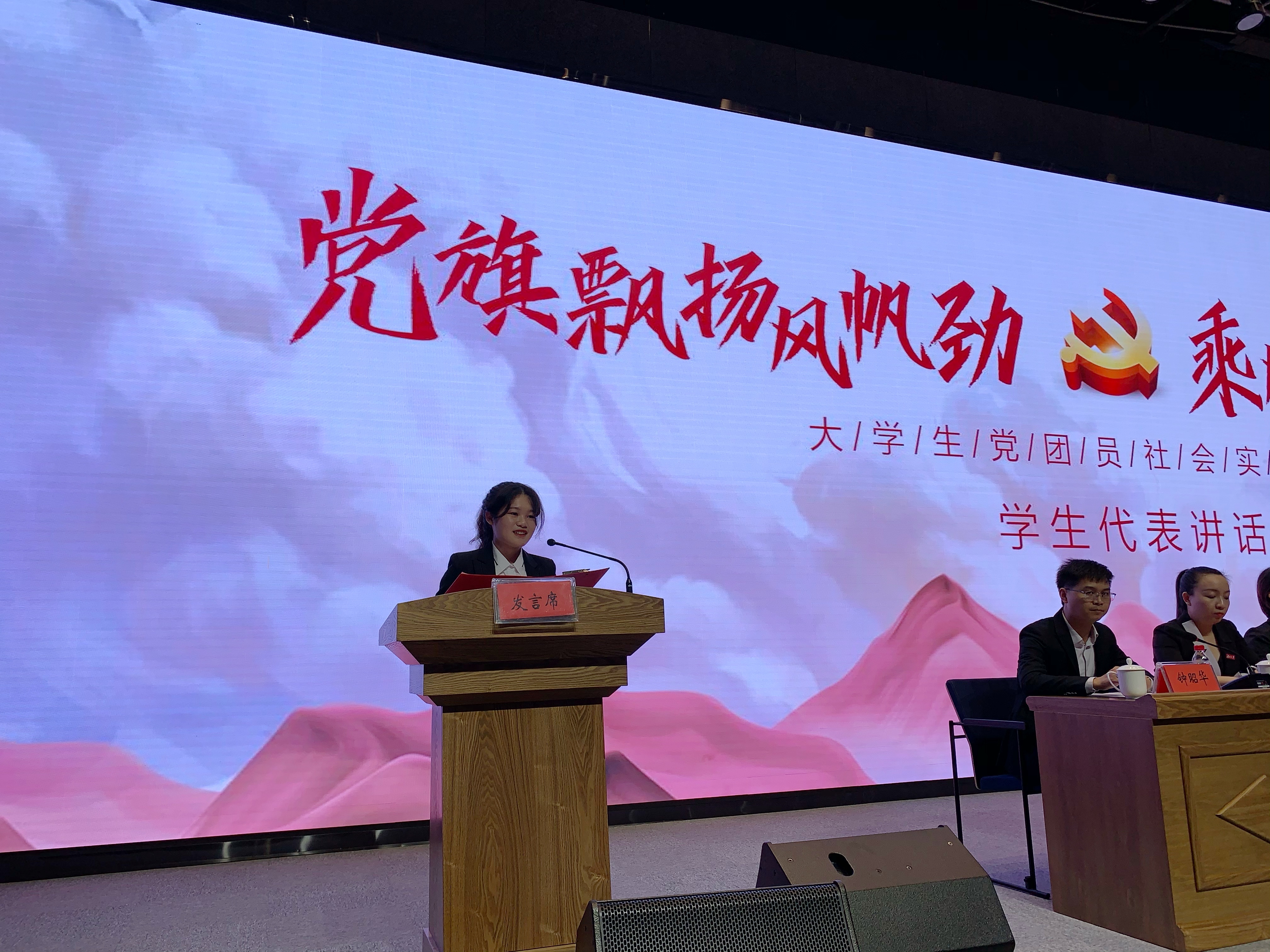 参与实践的大学生代表发言。