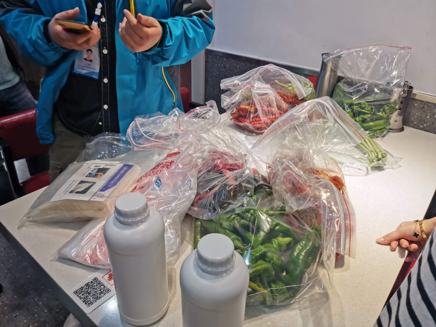 检验机构对夜市食材进行抽样。长沙晚报全媒体记者  周辉霞 摄