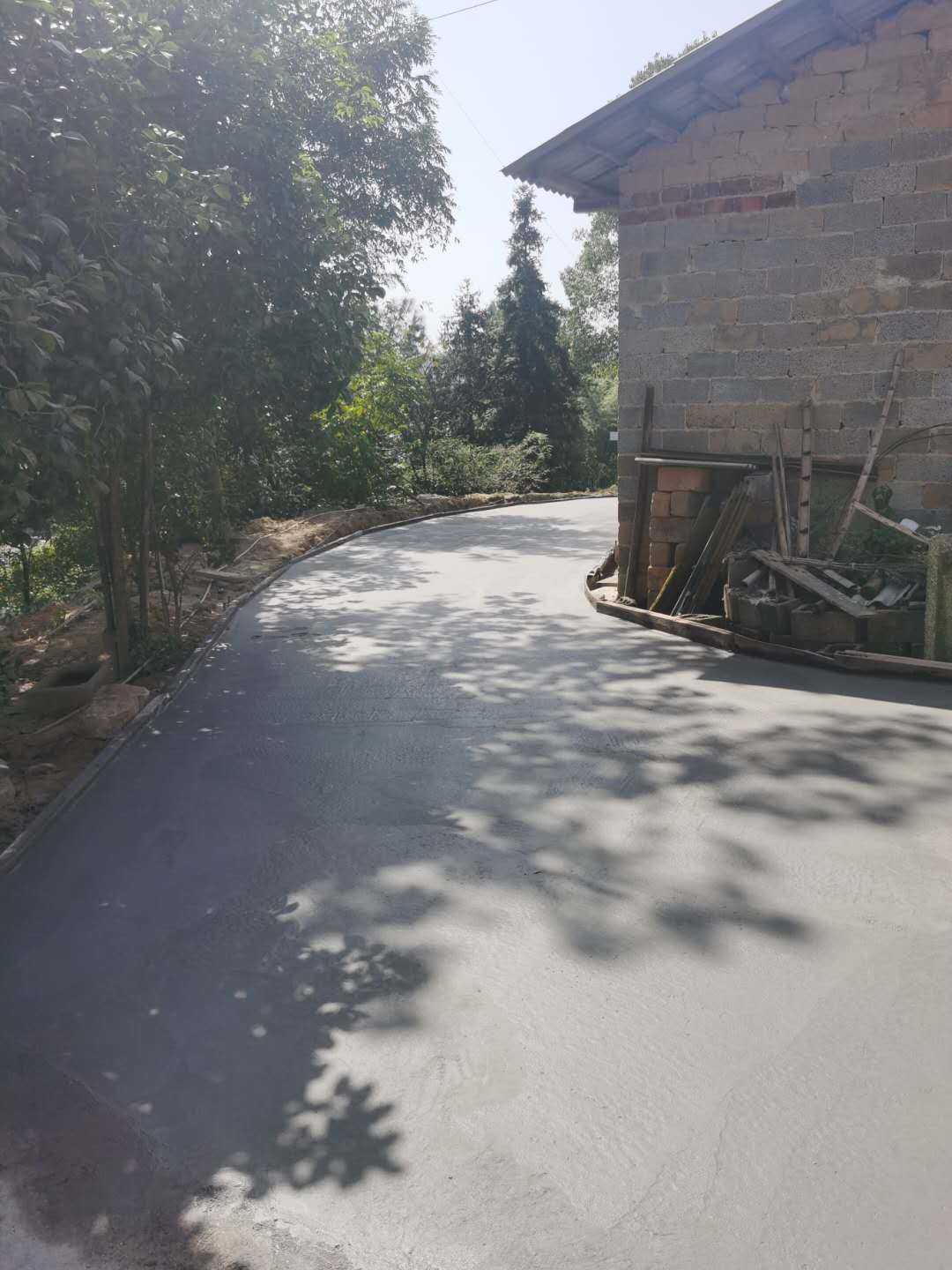 平坦的水泥路通到了贫困户家。 平坦的水泥路通到了贫困户家。