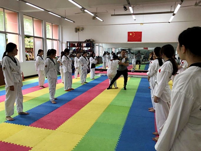 长沙商贸旅游职业技术学院将跆拳道技巧与防身术融合，使课程更具有实用性。 长沙晚报通讯员 黄可 向瑾锦 摄