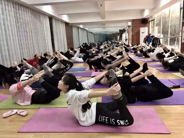 学生在进行身体拉伸训练。  长沙晚报通讯员 黄可 向瑾锦 摄