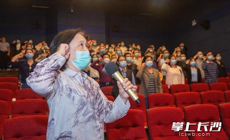 观看《半条棉被》，重温入党誓词。