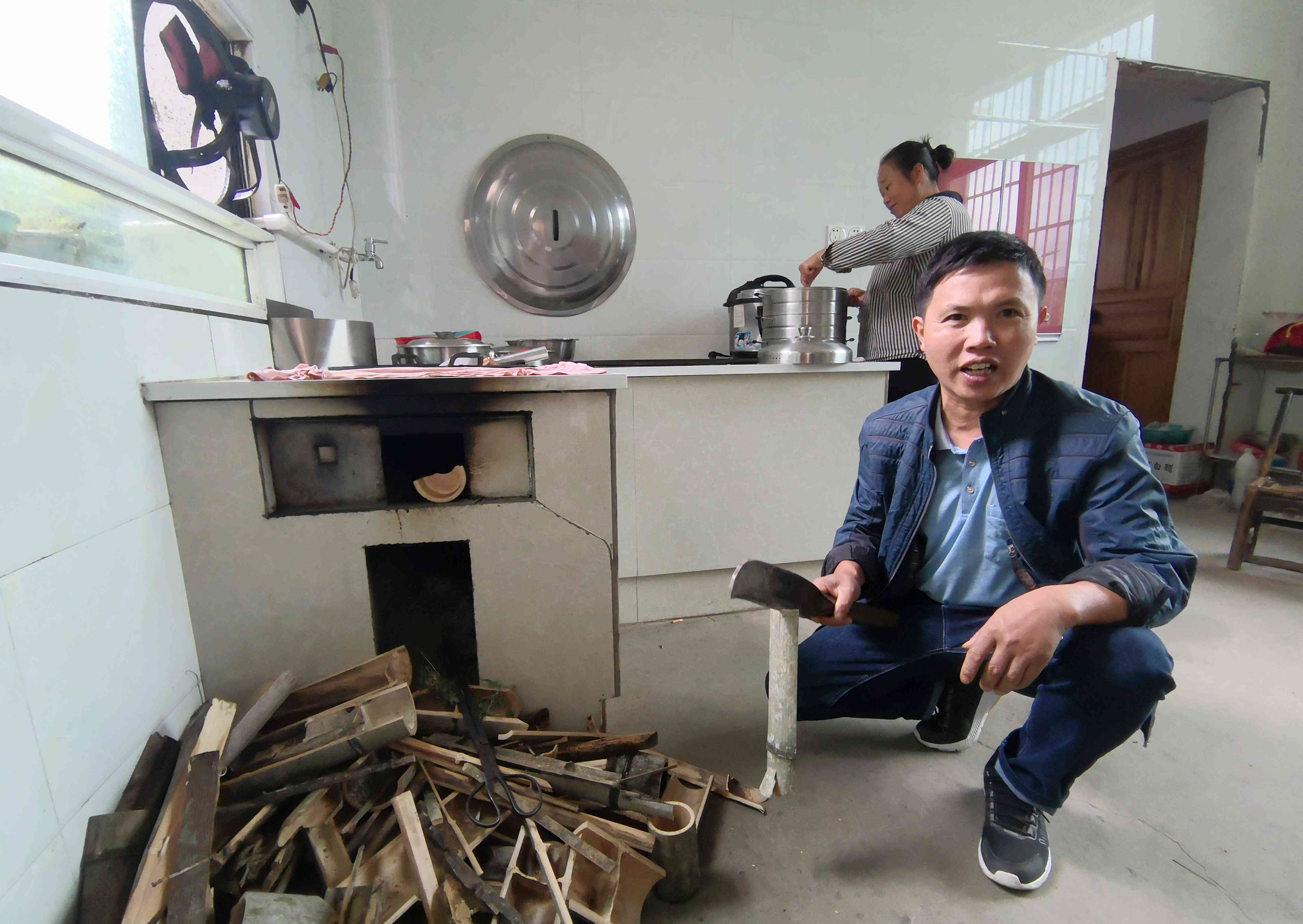  当上景区小股东的罗铿依托景区发展小水果产业，并将自家的房屋建成民宿，并在去年成功脱贫。长沙晚报全媒体记者 贺文兵 摄