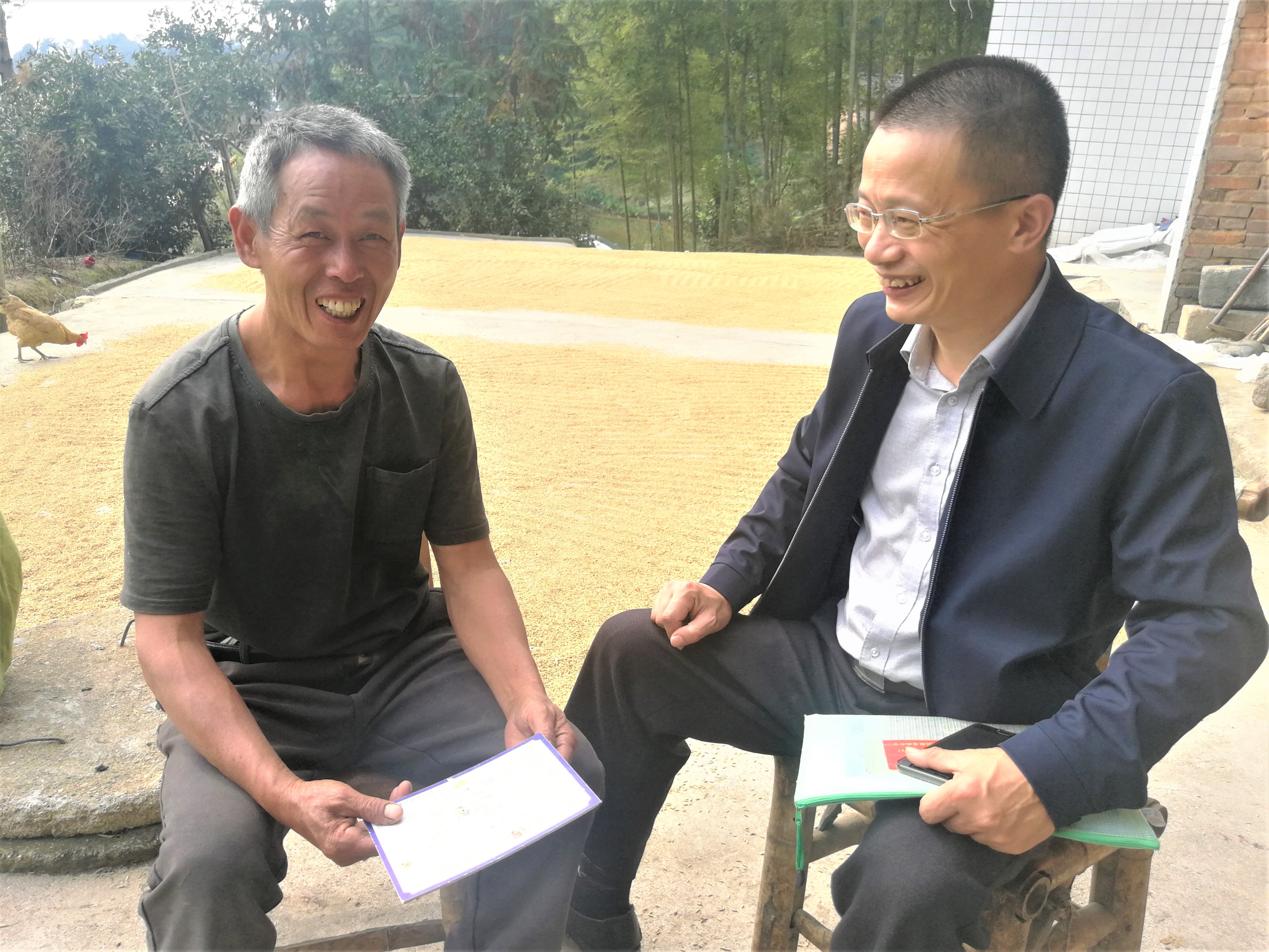 灰汤镇宁南村第一书记陈畅（右）走访贫困户黄才求，两人就像老朋友一样开心交谈。  长沙晚报全媒体记者 张禹 摄