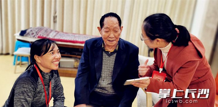 “90后”袁隆平院士作表率接受人口普查。龙马社区供图