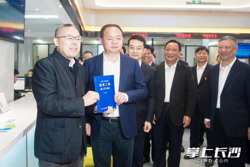 郑建新现场颁发新政务服务大厅启用后的首张施工许可证。 长沙晚报通讯员 朱奥 摄
