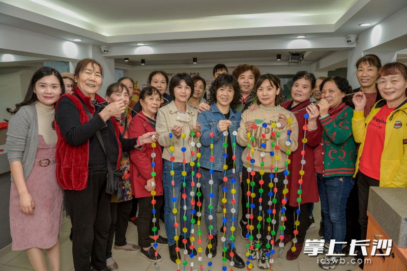 社区居民们开心地展示用小瓶盖和吸管完成的环保门头帘。通过串“廉”行动 &nbsp;不仅变废为宝，居民也上了一堂生动的廉政教育课 长沙晚报全媒体记者 陈飞 摄