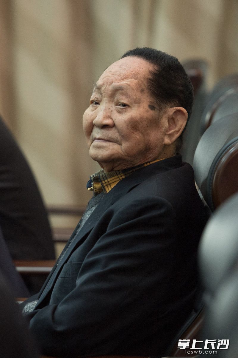 袁隆平表示，团队的远期目标是达到双季稻亩产2000公斤。
