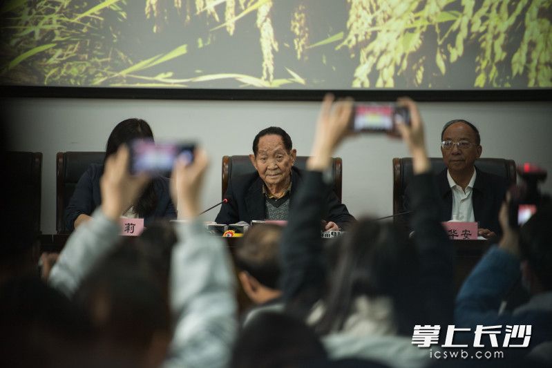 袁隆平表示，还要继续干下去，从“90后”一直干到“100后”。