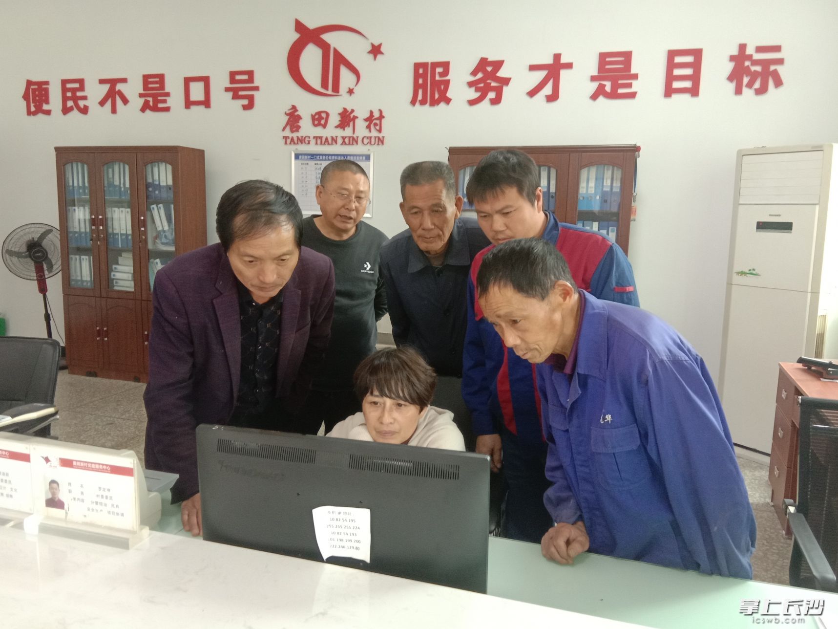 牌子减了，服务不减。图为安沙镇唐田新村村干部正为村民详细讲解农村宅基地建房审批流程。