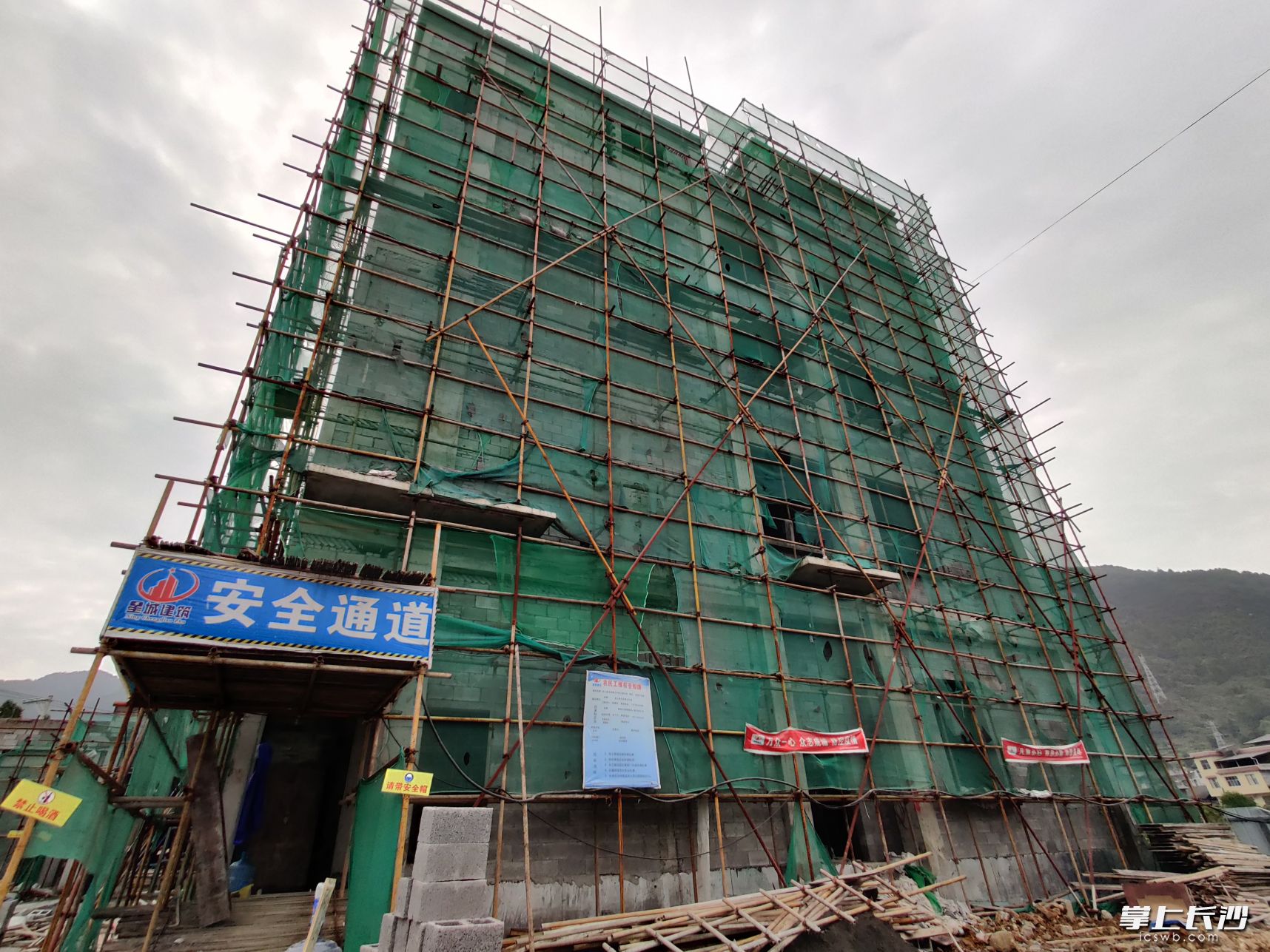 正在建设扫尾的洗洛镇卫生院，今年底将投入使用。