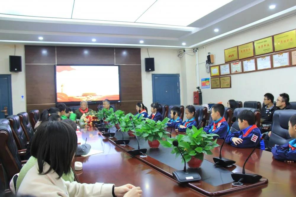 曾瑞清老人和部分师生座谈。 曾瑞清老人和部分师生座谈。