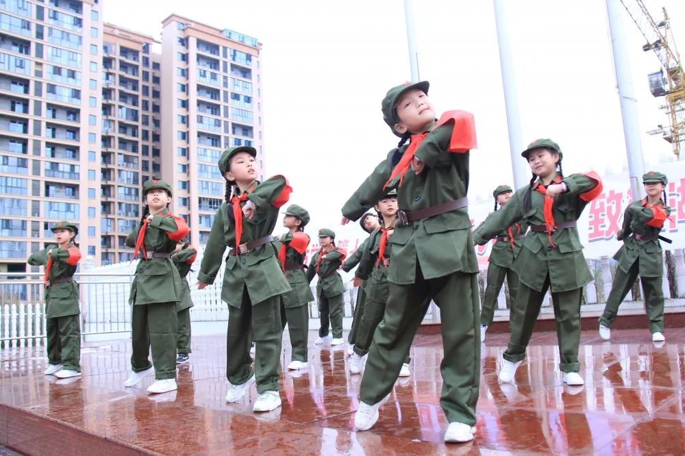 青雅丽发学校小学生在表演节目。 青雅丽发学校小学生在表演节目。
