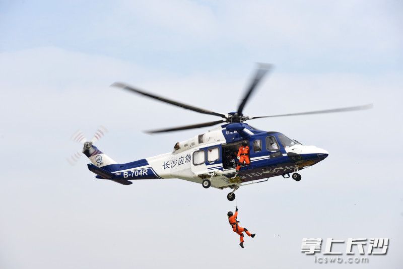 长沙市航空应急救援基地开展的演练。