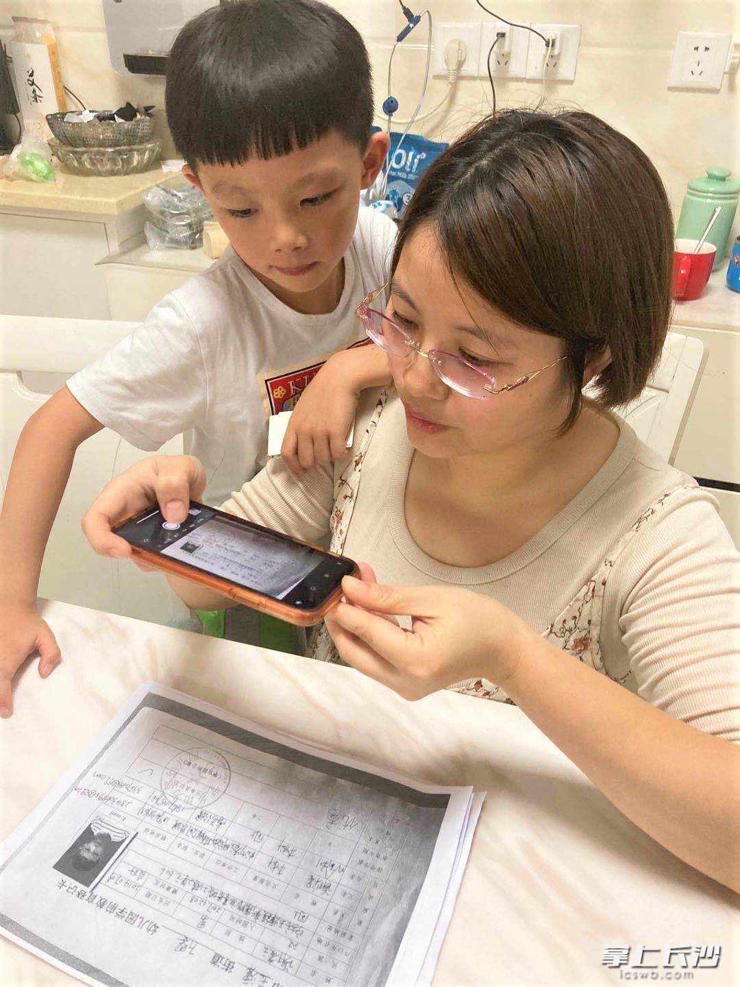 今年秋季，宁乡市首次实现新生入学网上报名，成功上线“入学一件事一次办”。图为一位家长通过微信为孩子报名。受访方供图