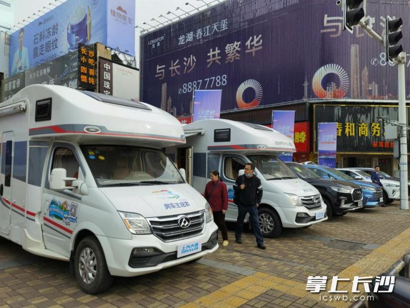步行街上办起了车展。