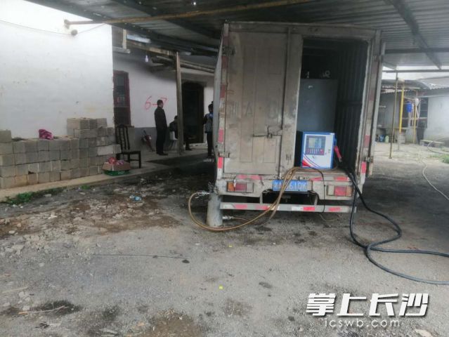 被查获的非法加油车。岳麓应急供图