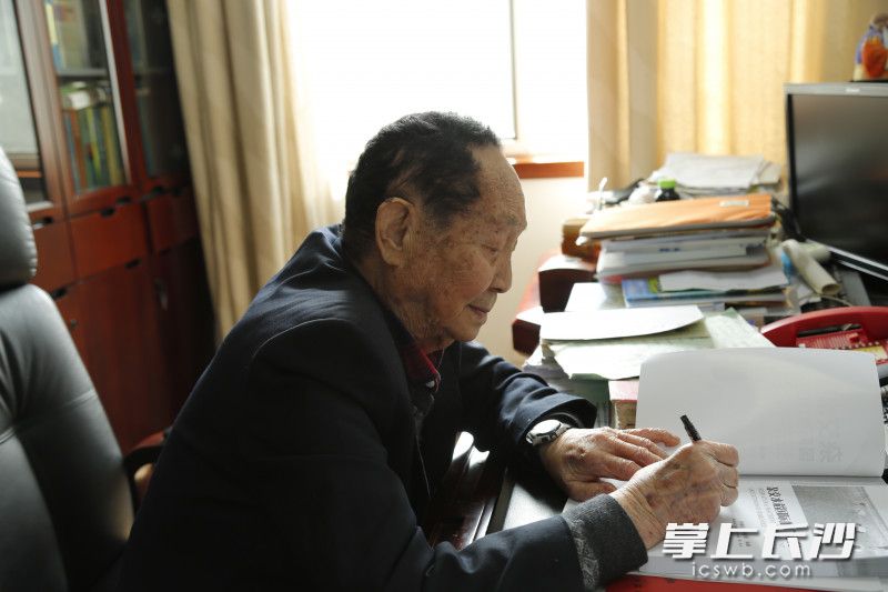 袁隆平院士为隆平水稻博物馆馆藏的书籍内页上分别用中英文题名。
