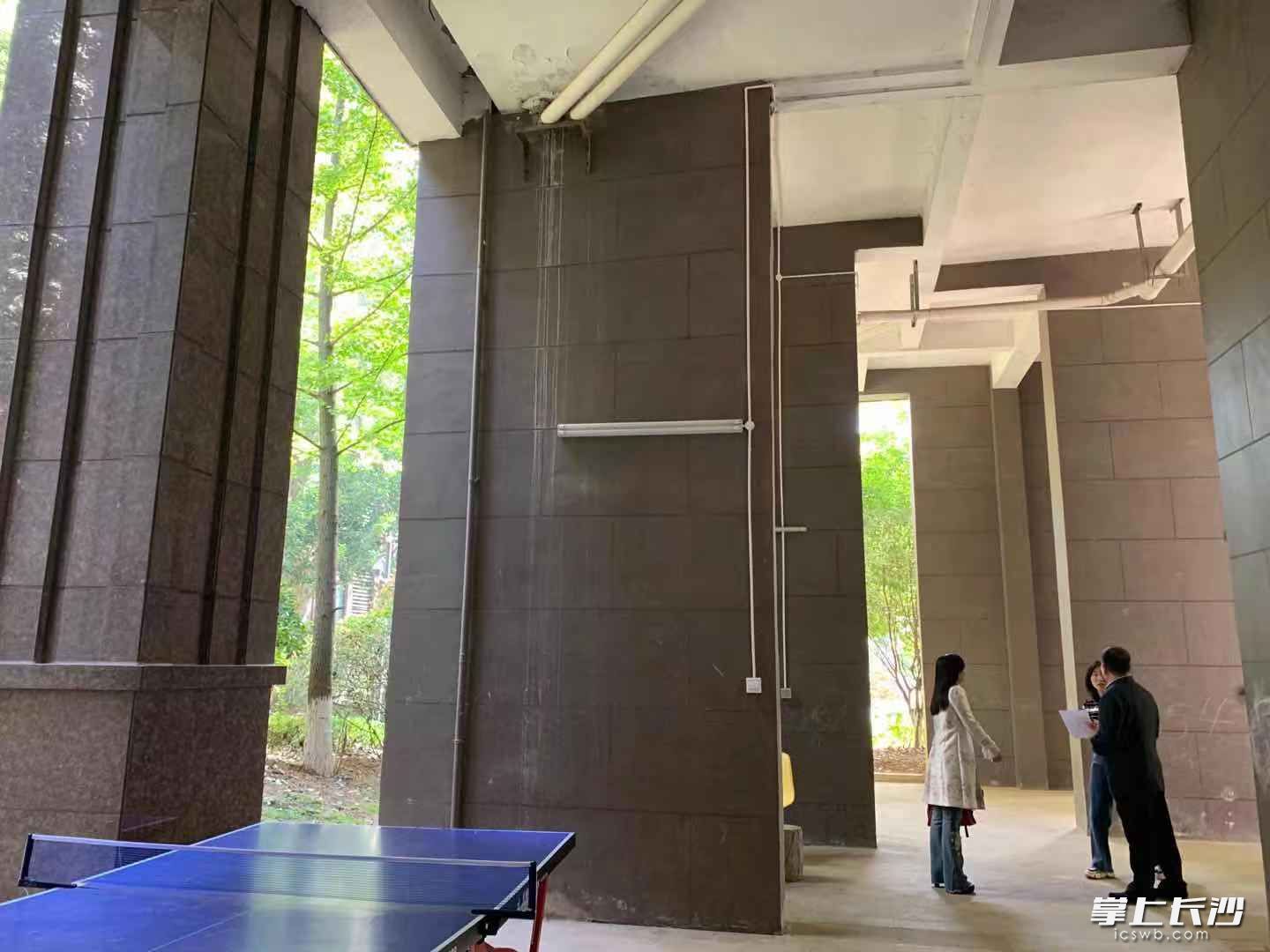 中海梅溪湖壹号小区内未改造的架空层。长沙晚报全媒体记者 洪虹 摄