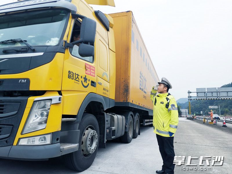 高速交警提醒广大快递运输车辆驾驶人安全行车。