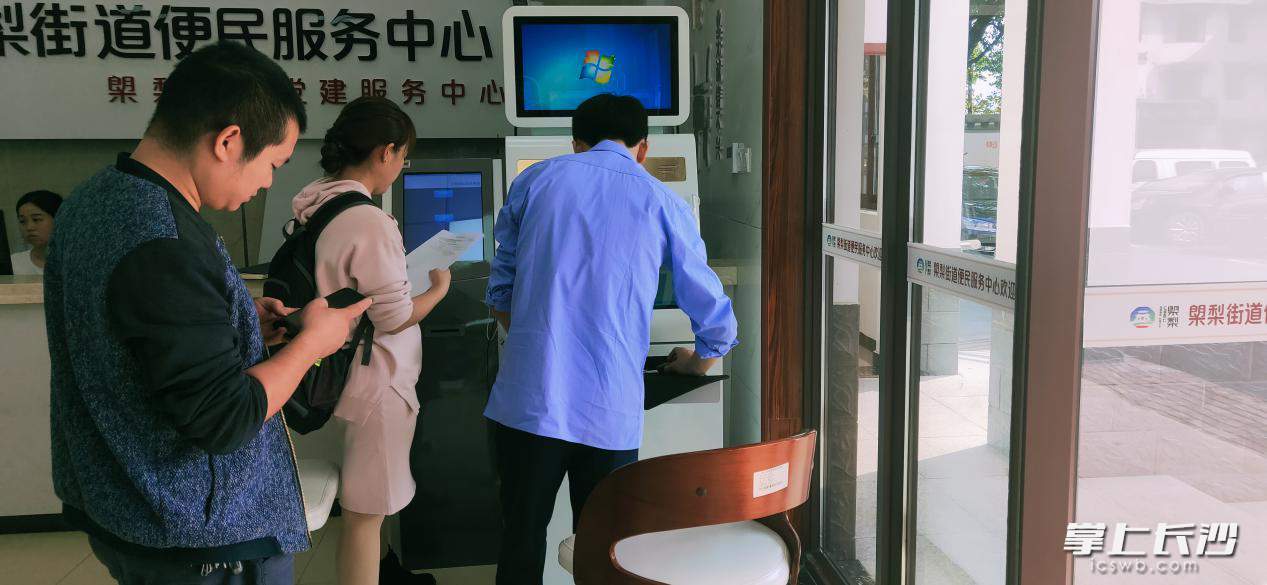 有了这台政务办理“自助神器”，老百姓办事更加方便了。