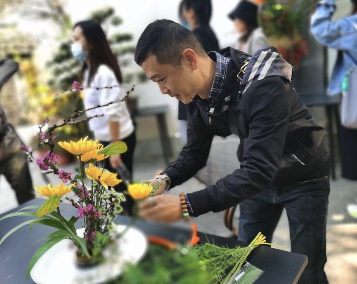 插花师王平正临场创作。通讯员 曾蓉 摄