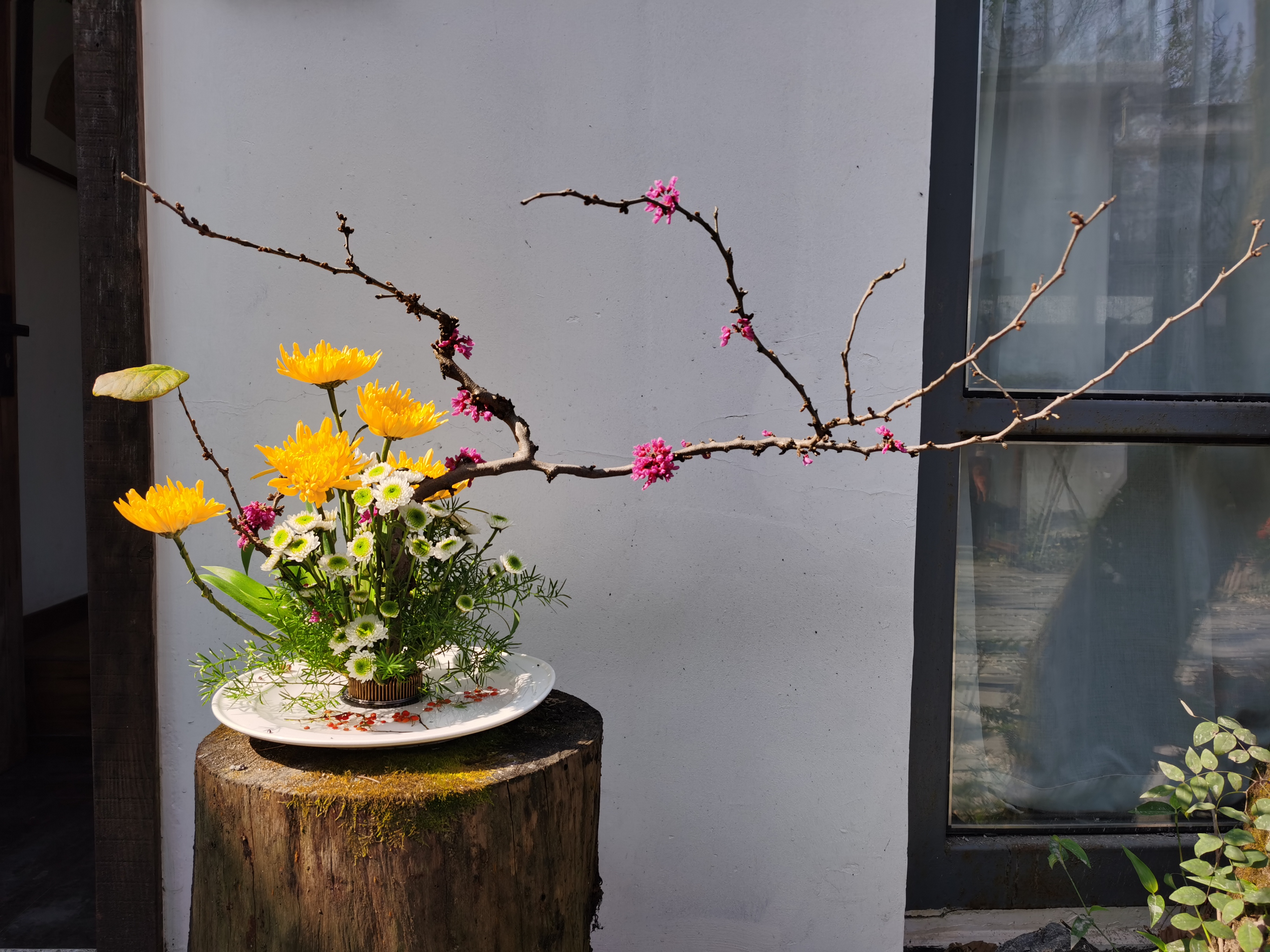 以岳麓山上的花材为创意，王平在1个小时内创作出的《秋意浓》。通讯员 曾蓉 摄