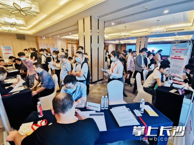 招聘会现场人头攒动，其中不乏湘籍软件人才。全媒体记者 李卓 摄