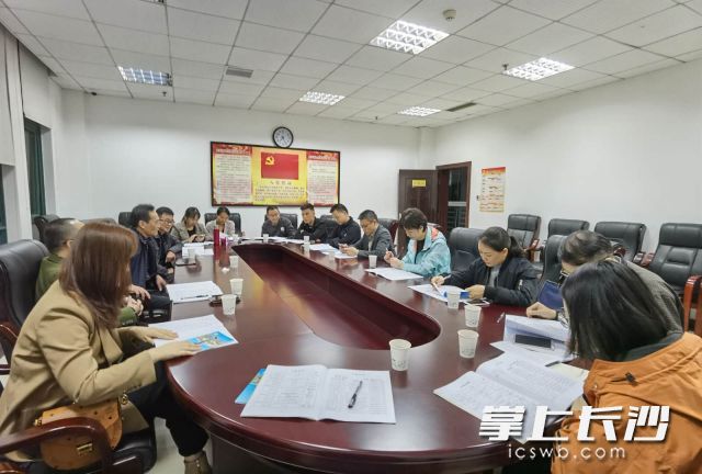 小组讨论会。