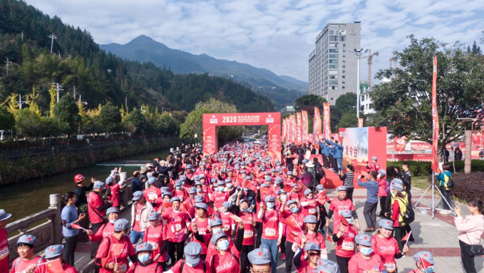 选手出发瞬间。均为主办方供图 选手出发瞬间。均为主办方供图