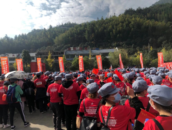 开赛前,选手热情高涨。 开赛前,选手热情高涨。