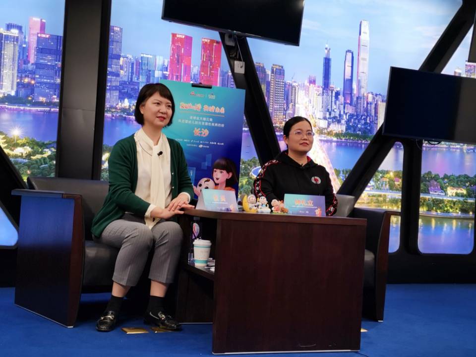 8日下午，长沙等六地同步举行了一场“双倍的爱，共‘健’未来”公益直播，钟礼立（右）、张英等专家建议早接种、早预防，守护小月龄宝宝的健康未来。长沙晚报全媒体记者 杨云龙 摄