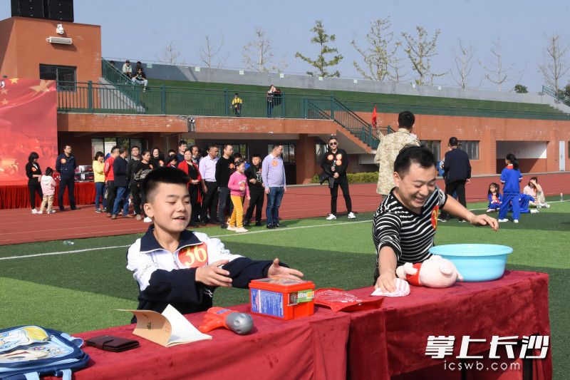 参赛选手以家庭为单位，参与消防闯关大比拼。均为长沙晚报通讯员 何忠正 供图
