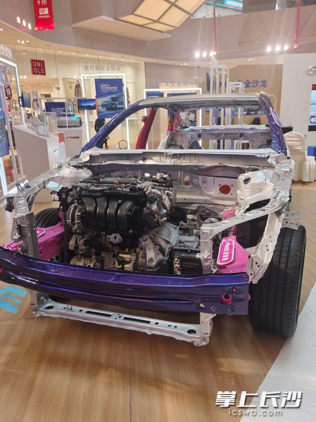 凯美瑞切割车直观地展示了TNGA车型的安全性。全媒体记者 曹开阳 摄