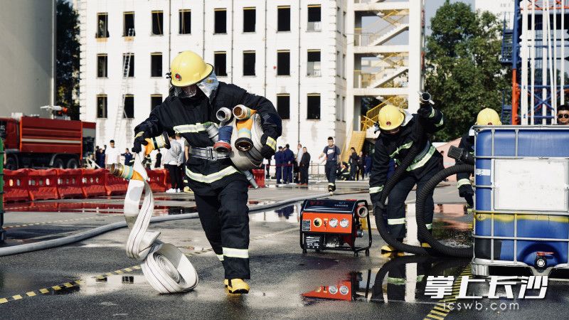 比赛现场竞争激烈，19支乡镇专职消防队、33个社区微型消防站展开激烈角逐。