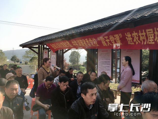 党员与老师在课上积极互动。