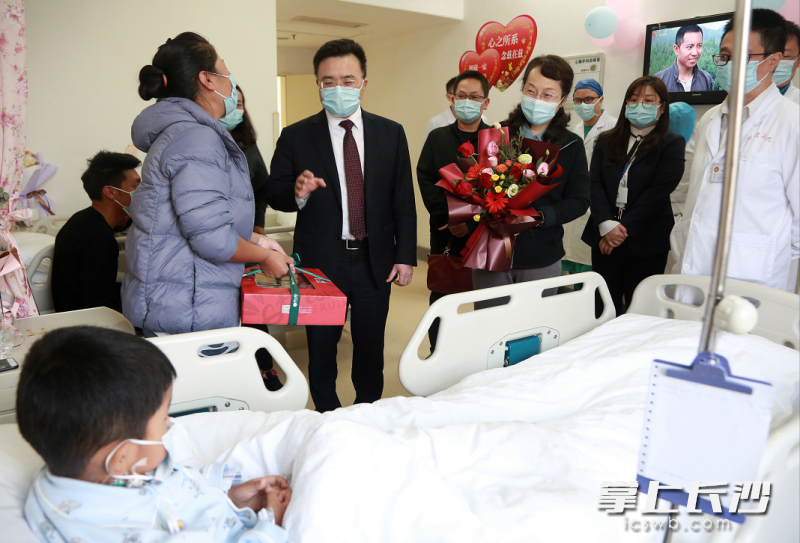 中南大学湘雅医院院长雷光华到病房看望西藏先心病患儿。