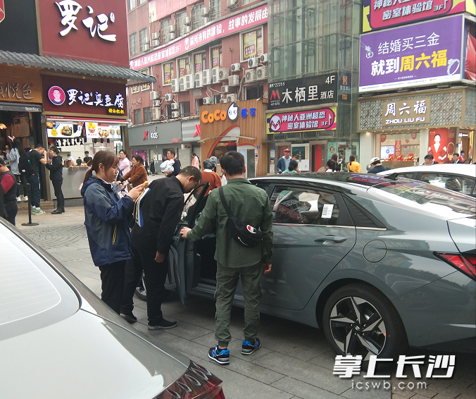 步行街办车展，吸引市民游客参与。