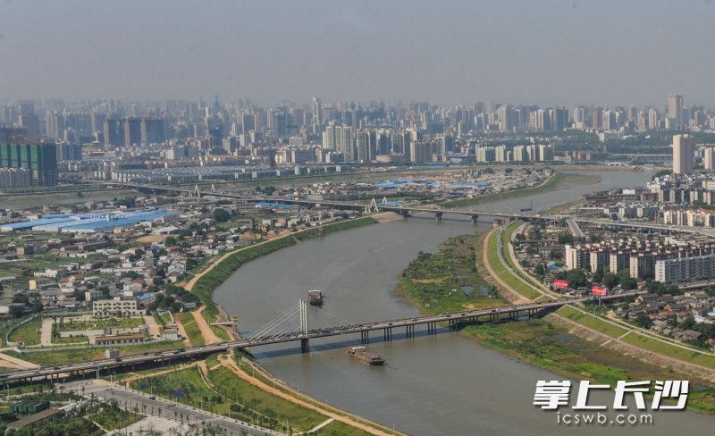 2009年7月8日，高空眺望中的浏阳河畔，朝正垸鸭子铺上建满了拥挤的简易平房。