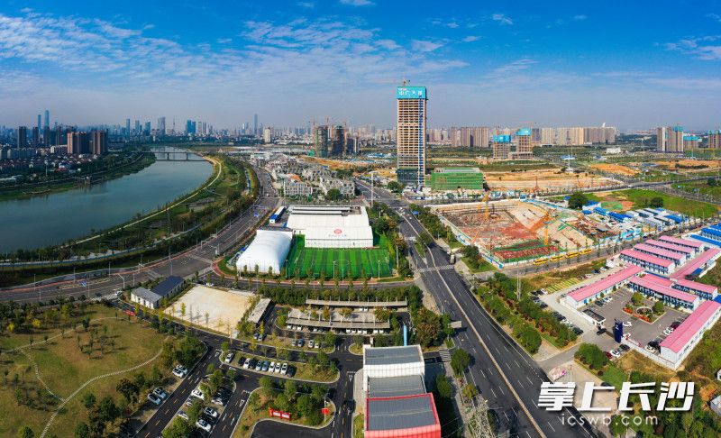 2020年11月4日，初具规模的马栏山视频文创产业园，已经聚集了1300多家文化创意企业。