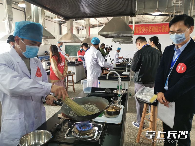 来自全市各医疗机构、中药饮片生产企业20支参赛队伍派出高手登台比武。 均为长沙晚报全媒体记者 彭放 摄