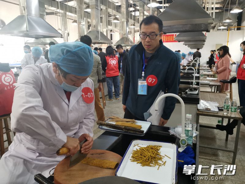 参赛选手进行中药材切制操作。