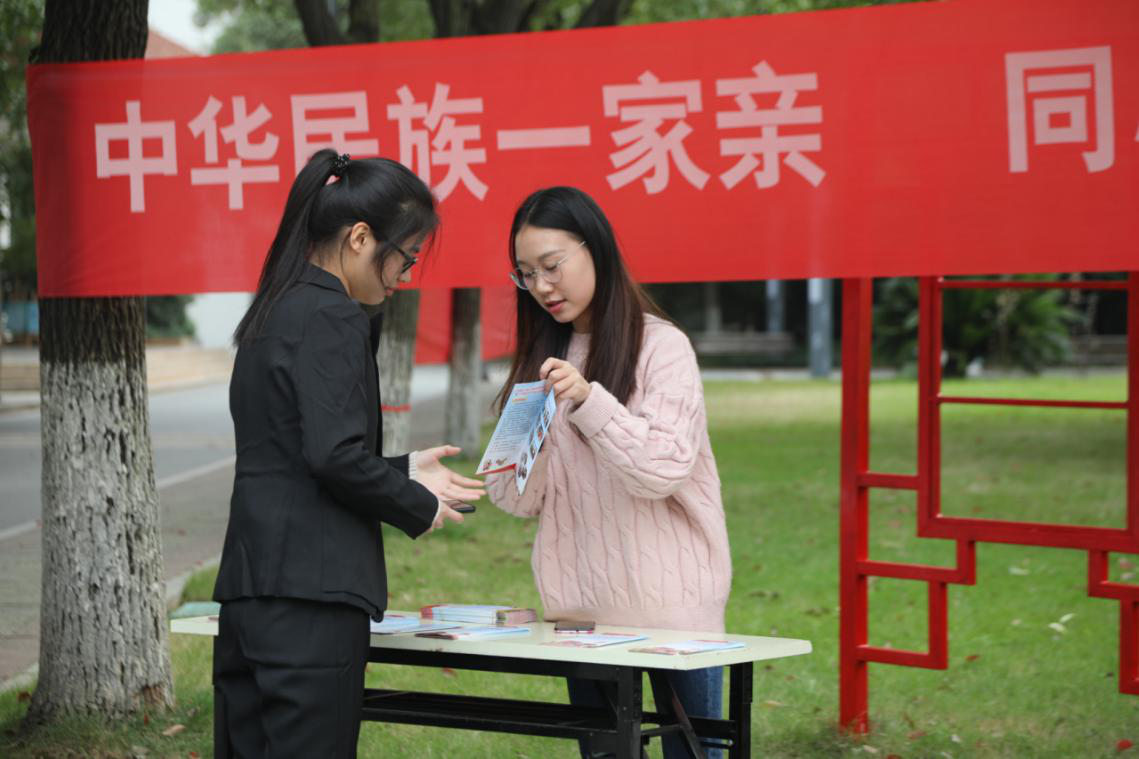 志愿者发放宣传手册。蔡元森　供图