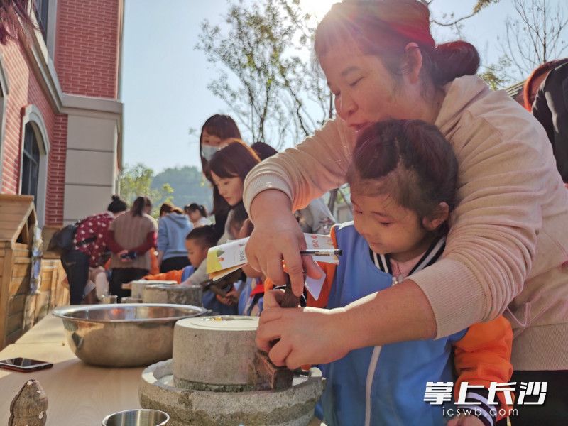 孩子和家长体验磨豆浆。
