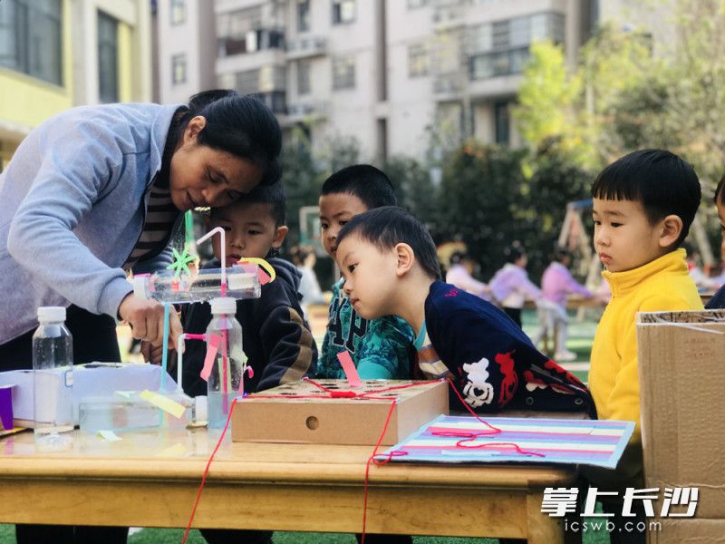 废旧物品“摇身一变”成为了受欢迎的环保手工作品。均为通讯员供图