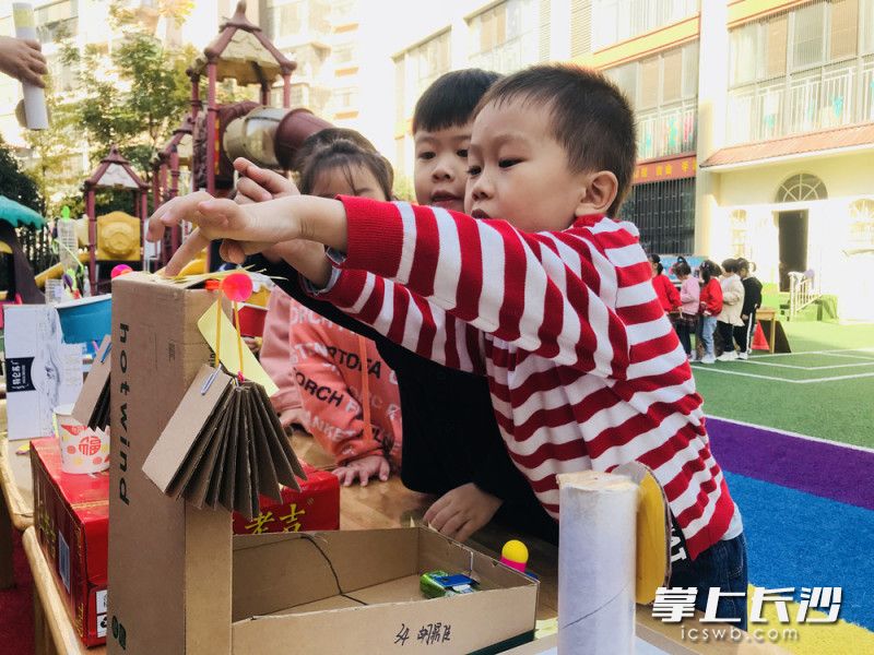 孩子们玩得不亦乐乎。