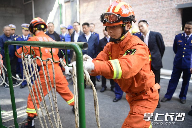 活动现场，消防指战员展示逃生结绳技巧。长沙消防供图