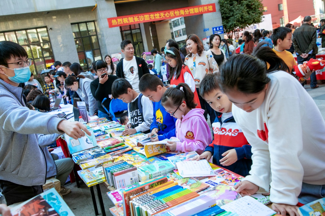 11月14日，“我为书香天心选馆藏”活动在天心区怡海社区分馆前坪举行，图为市民排队办证、选书、借书现场。