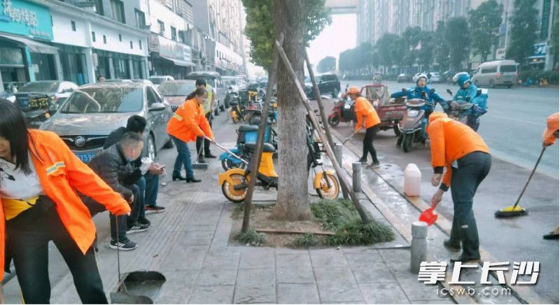 天心环卫工人正在进行清扫工作。